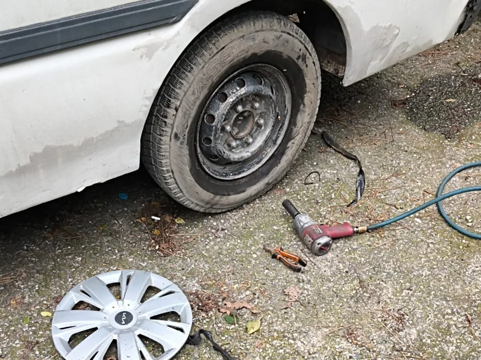 Jant kapağı çıkarılmış tekerlek ve havalı somun tabancası — Lastik Ömrü ve Yaşı: Kaç Yılda Bir Değiştirilmeli? için örnek çalışma fotoğrafı