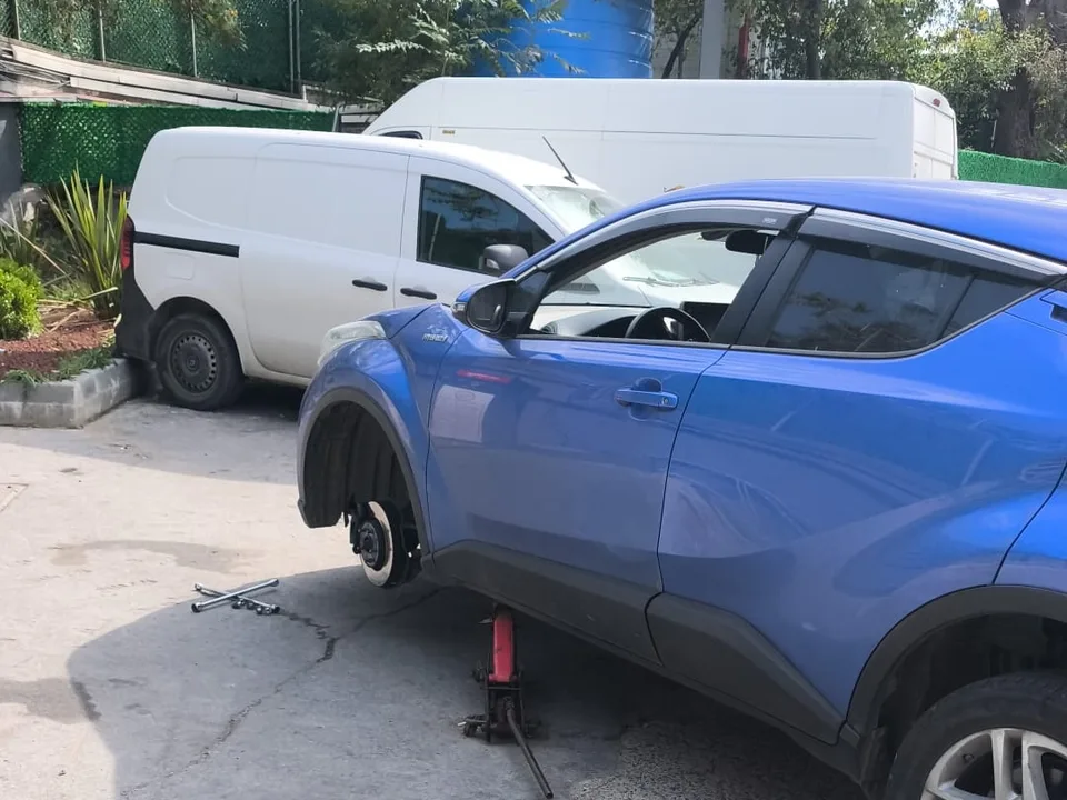 Otoparkta kriko ile kaldırılmış araçta tekerlek değişimi — O-2 / FSM ve Kavacık için örnek çalışma fotoğrafı