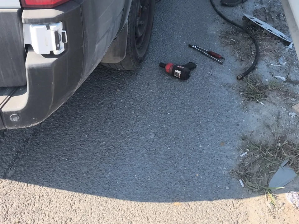 Yol kenarında ticari araçta lastik değişimi ve havalı tabanca — Kâğıthane için örnek çalışma fotoğrafı