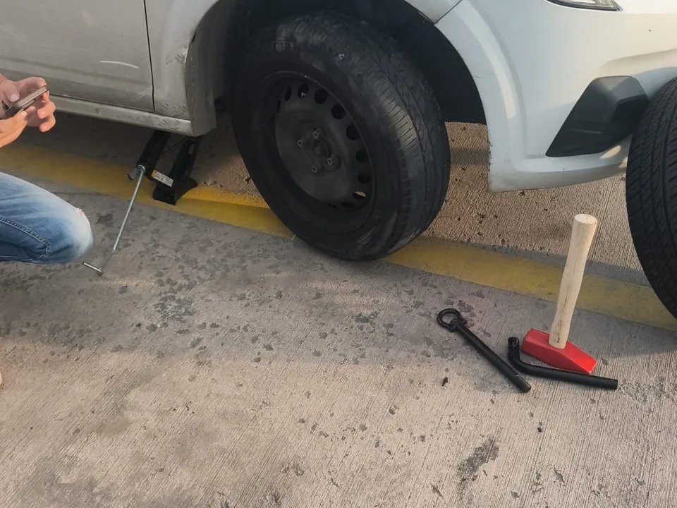 Kriko ile kaldırılmış araçta tekerlek, çekiç ve bijon anahtarı — Lastik Ömrü ve Yaşı: Kaç Yılda Bir Değiştirilmeli? için örnek çalışma fotoğrafı