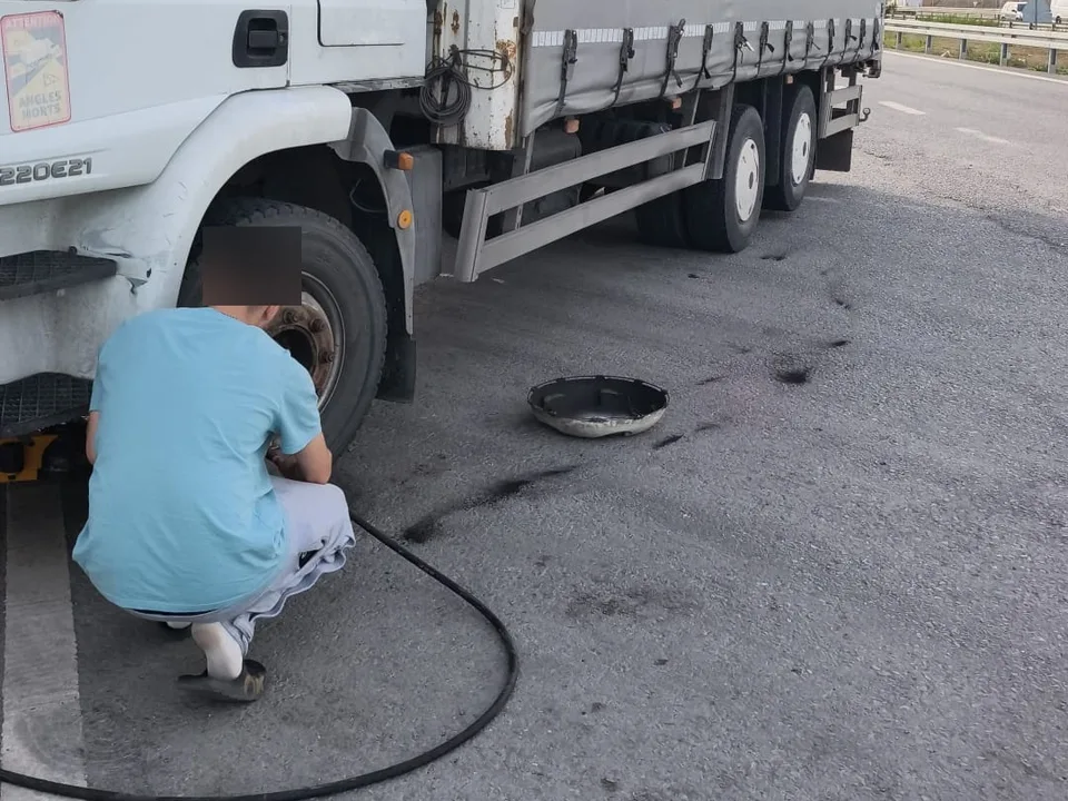 Yol kenarında kamyonun tekerleğinde lastik değişimi — Kuzey Marmara (O-7) Avrupa için örnek çalışma fotoğrafı