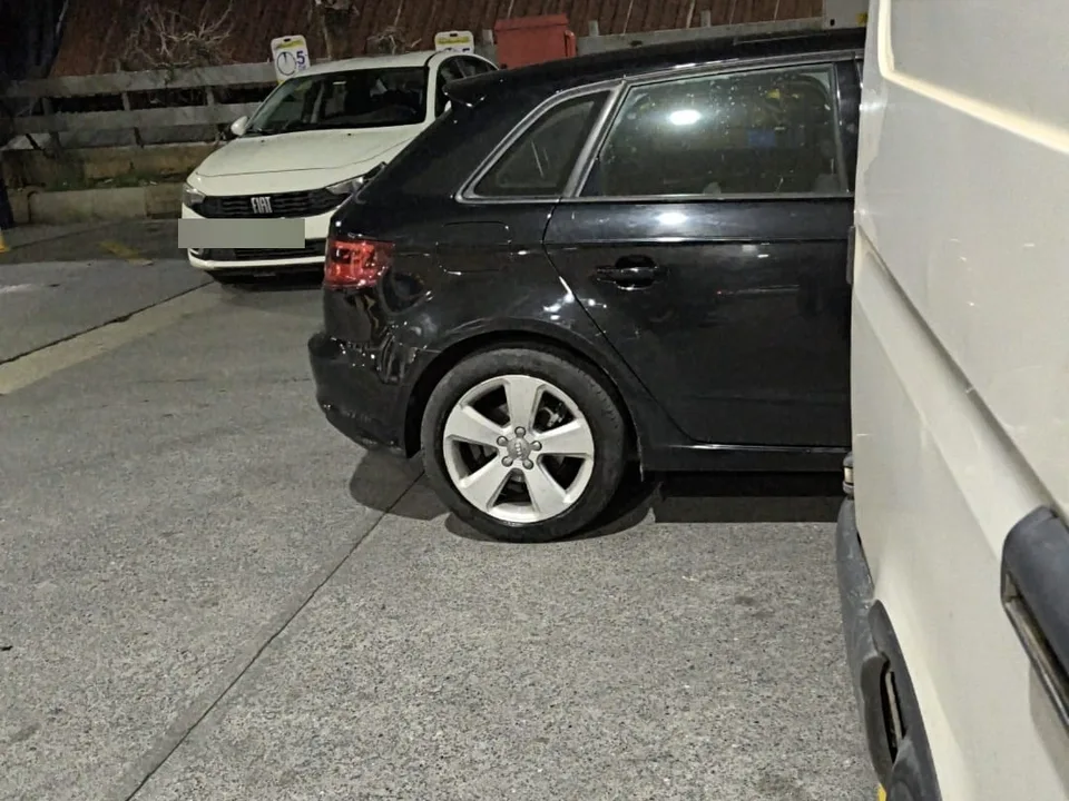 Gece otoparkta park halindeki araçlar — Eyüpsultan için örnek çalışma fotoğrafı